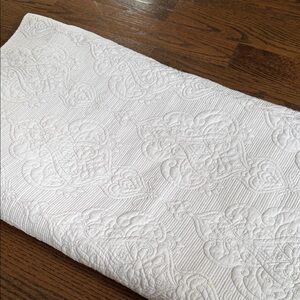 Tahari Elegant White Quilted comforter size Queen Like New